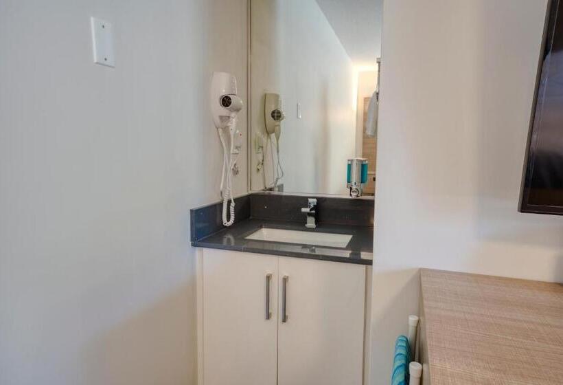 Standard studio with lake view, Harrison Grand Motel