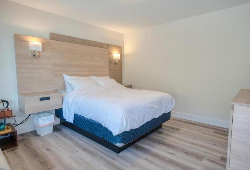 Standard studio with lake view, Harrison Grand Motel