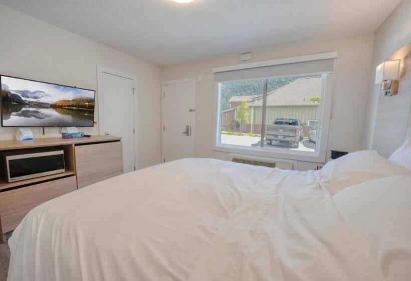 Standard studio with lake view, Harrison Grand Motel