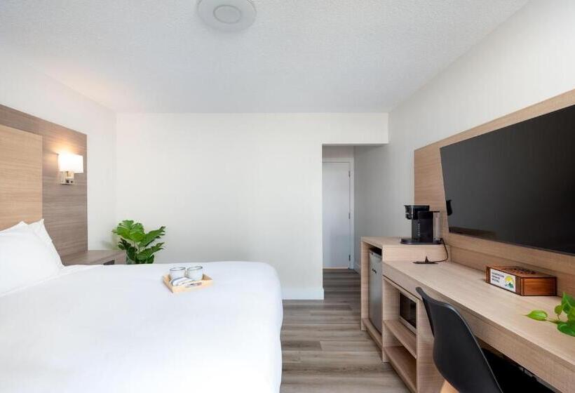 Standard studio with lake view, Harrison Grand Motel