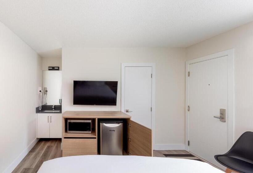 Standard studio with lake view, Harrison Grand Motel