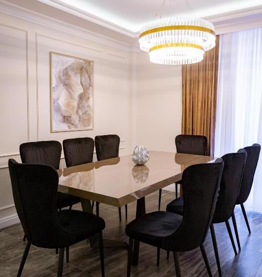 سوییت لوکس, Casa Viilor