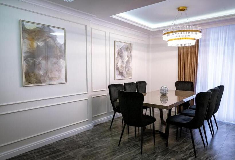 اتاق لوکس, Casa Viilor