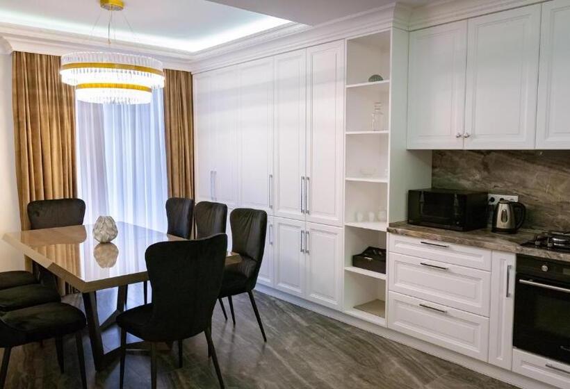 اتاق لوکس, Casa Viilor