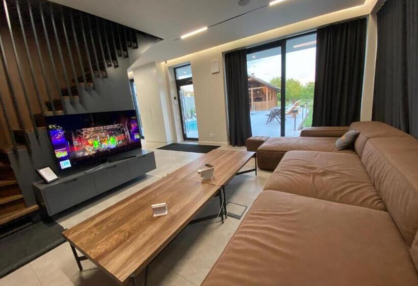 اتاق لوکس با بالکن, Casa Viilor