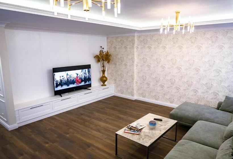 اتاق لوکس, Casa Viilor