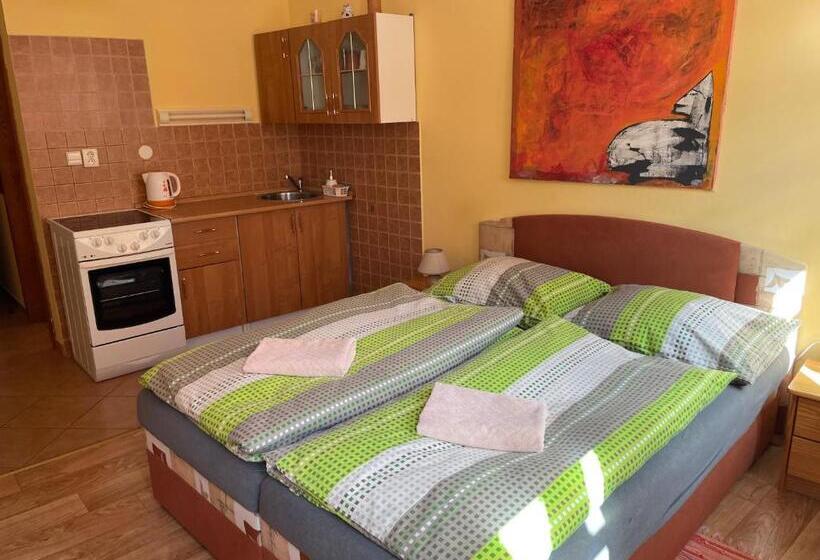 جناح, Penzion Pod Hradbami