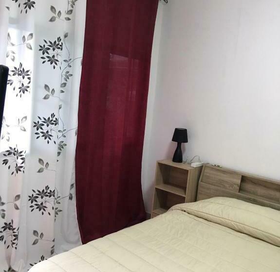 Номер Стандарт Вид на Бассейн, Waruneevilla