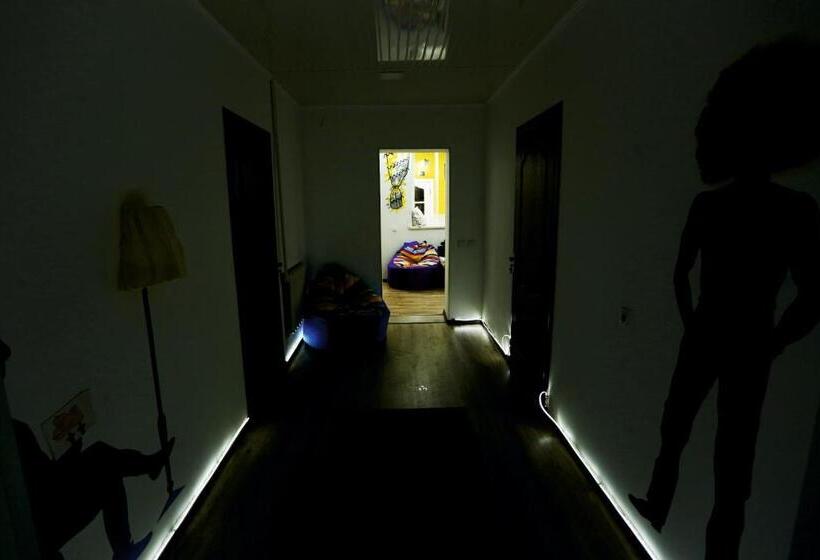 اتاق خانوادگی, Interhouse Karakol