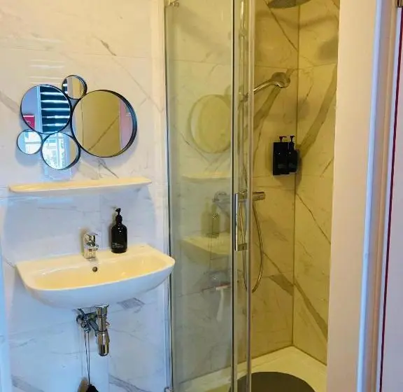 Basic-huone, B&b With Or Without De Schuur