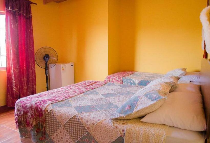 اتاق استاندارد سه نفره, Hostal Alabalti