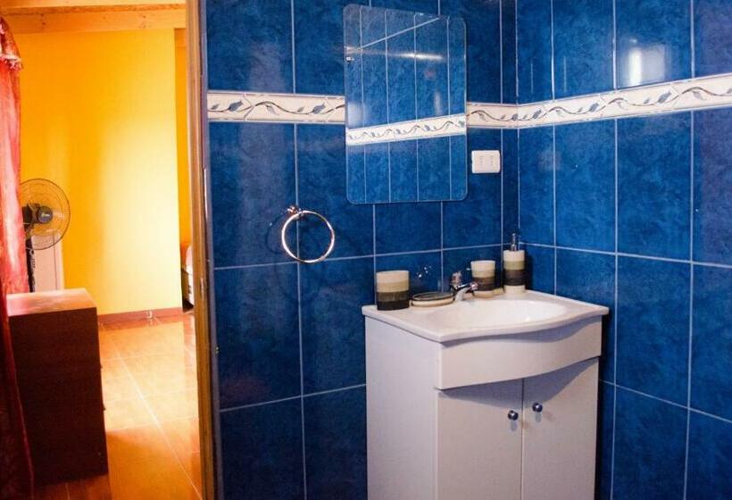 اتاق استاندارد سه نفره, Hostal Alabalti