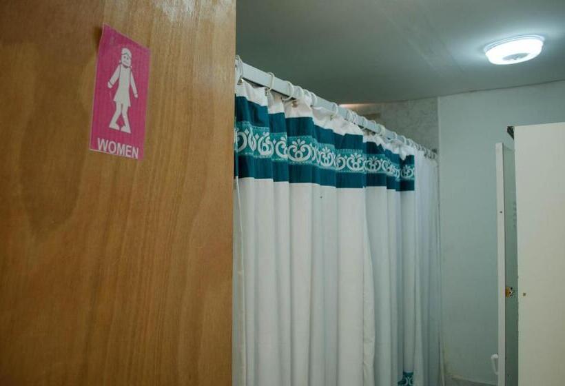 اتاق استاندارد با سرویس بهداشتی مشترک, Hostal Alabalti