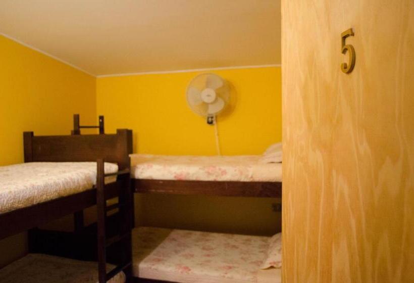 تختخواب در اتاق مشترک, Hostal Alabalti