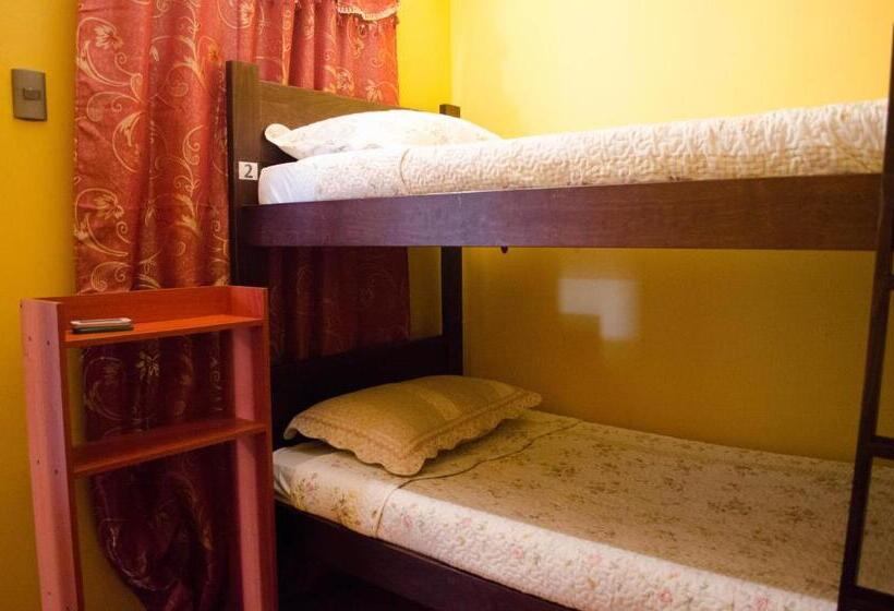 تختخواب در اتاق مشترک, Hostal Alabalti