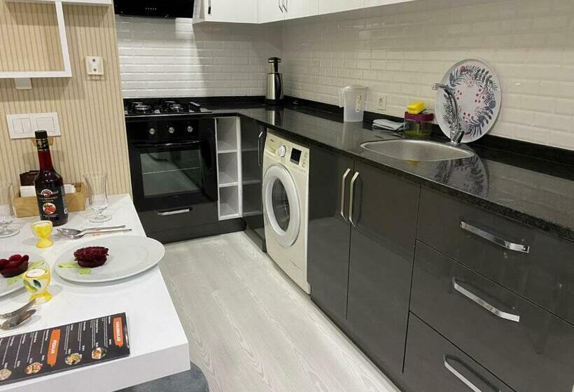 سوییت, Arya Apart Kundu