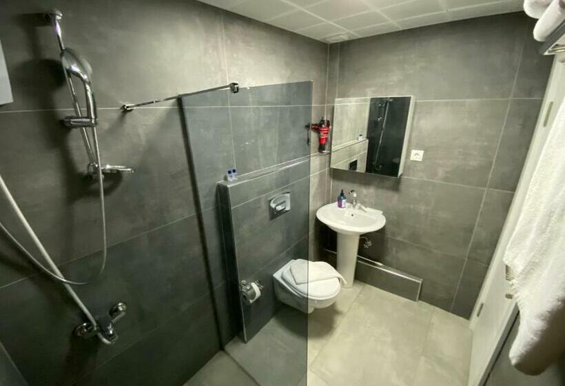 سوییت, Arya Apart Kundu