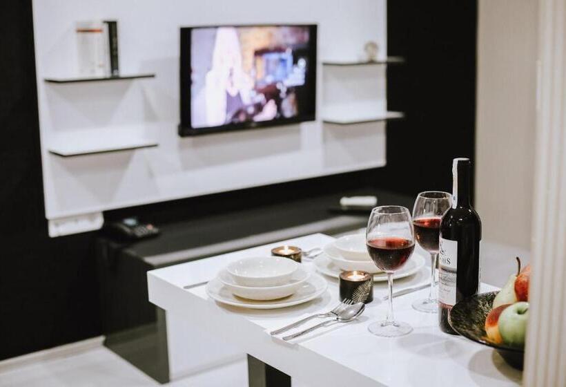 سوییت, Arya Apart Kundu