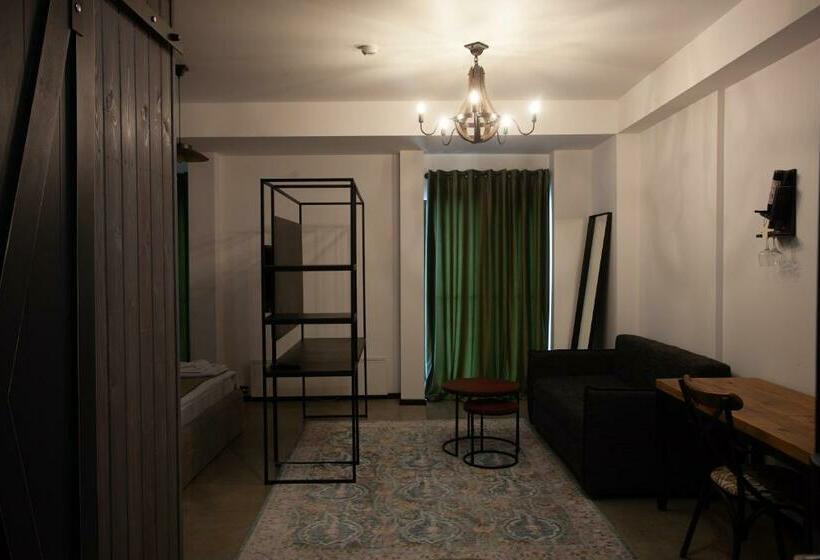 اتاق استاندارد سه نفره, Roshe Gudauri