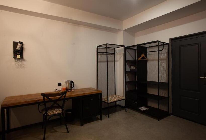 اتاق استاندارد سه نفره, Roshe Gudauri