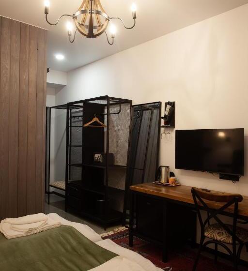 اتاق استاندارد با چشمانداز کوهستان, Roshe Gudauri