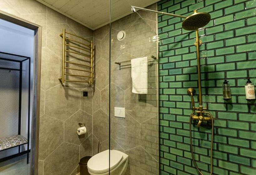 اتاق استاندارد سه نفره, Roshe Gudauri