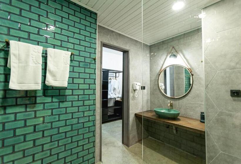 اتاق استاندارد سه نفره, Roshe Gudauri