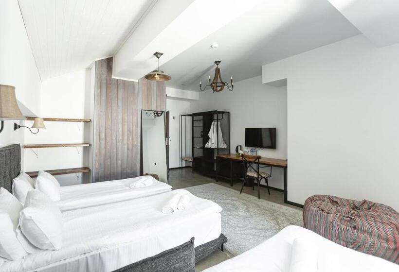 اتاق استاندارد سه نفره, Roshe Gudauri