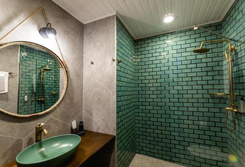 اتاق سوپریور با چشمانداز کوهستان, Roshe Gudauri