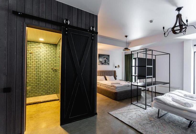 اتاق خانوادگی, Roshe Gudauri