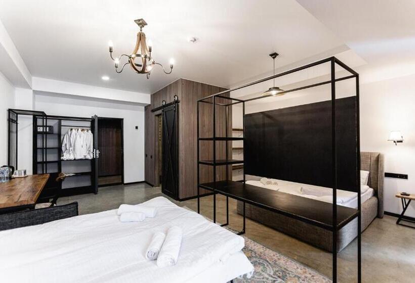 اتاق خانوادگی, Roshe Gudauri