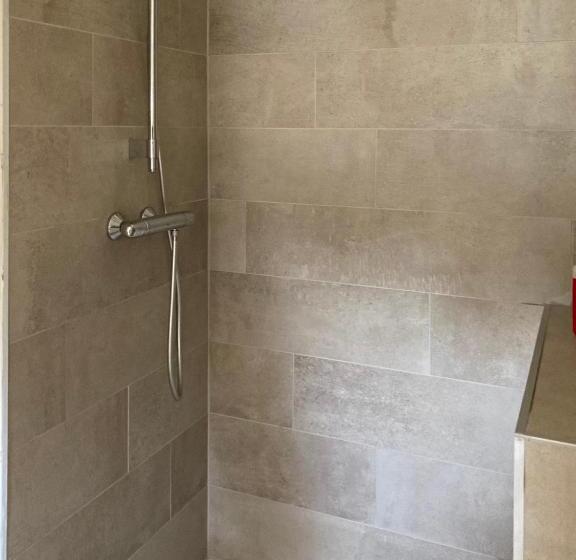 חדר משפחתי, B&b El Tyu