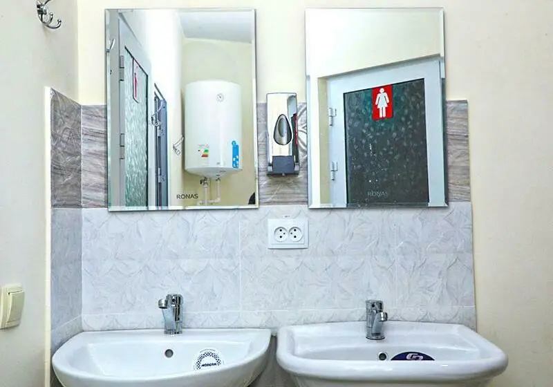 اتاق استاندارد چهارنفره با سرویس بهداشتی مشترک, House De Moon