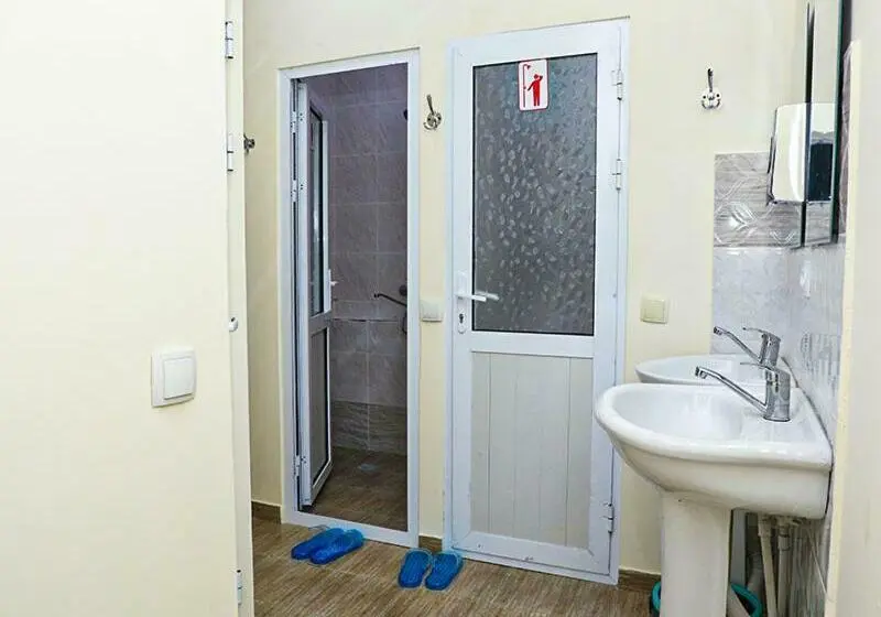اتاق استاندارد چهارنفره با سرویس بهداشتی مشترک, House De Moon