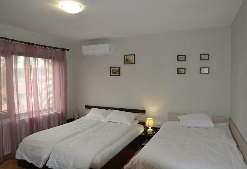 带阳台的三人标准间, къща за гости марияна