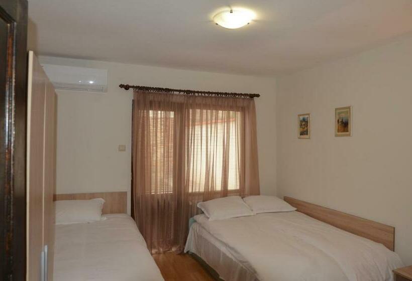 带阳台的三人标准间, къща за гости марияна