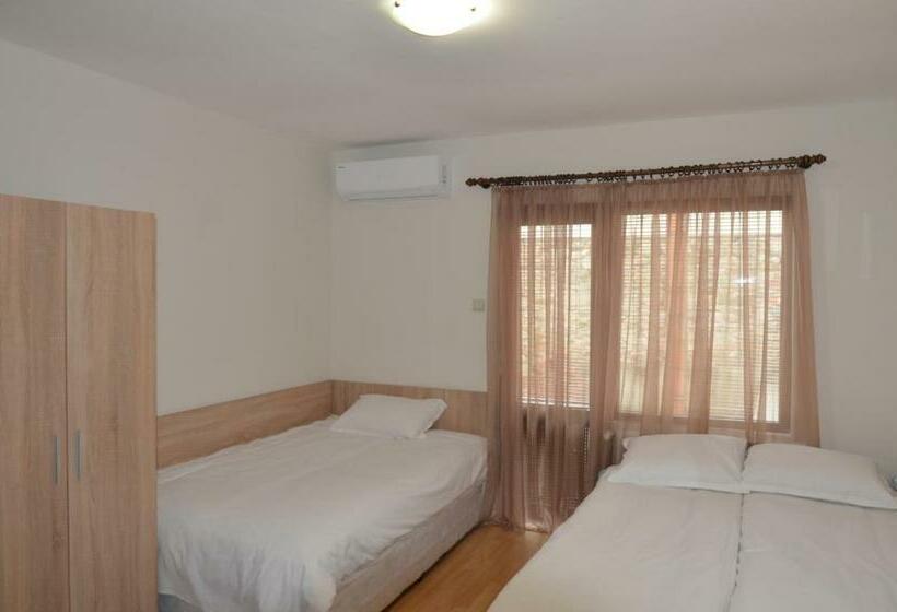 带阳台的三人标准间, къща за гости марияна