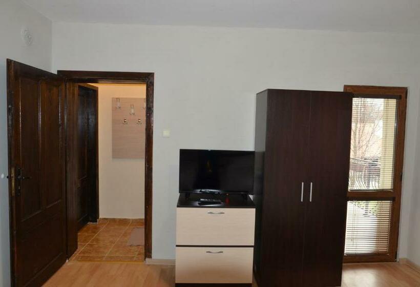 带阳台的三人标准间, къща за гости марияна