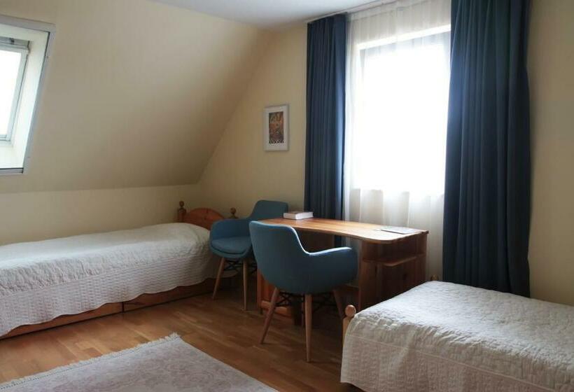 标准三人间, Gurudeva Bhavan