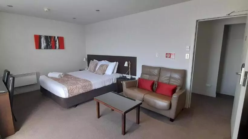 استودیوی استاندارد, Dunedin Palms Motel
