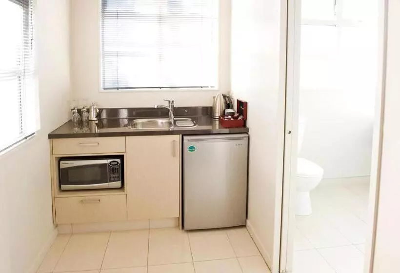 استودیوی استاندارد, Dunedin Palms Motel