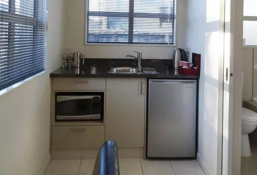 استودیوی استاندارد, Dunedin Palms Motel