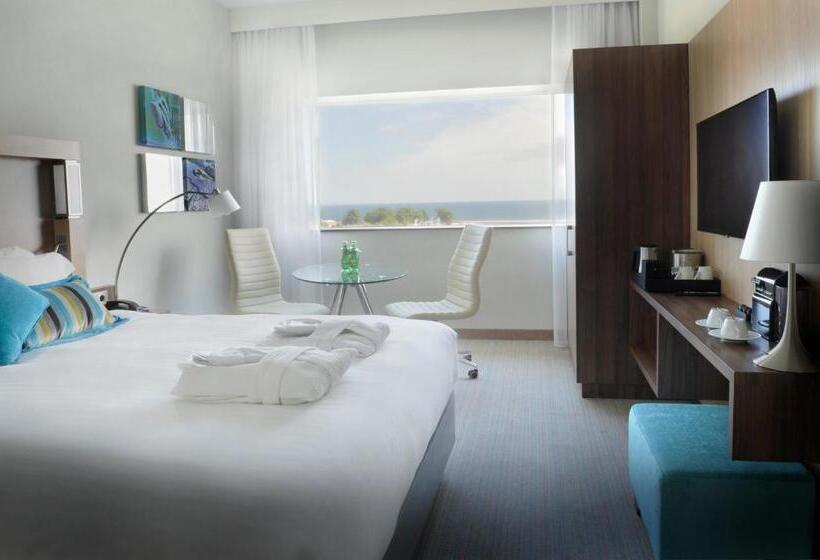 带大床的豪华间, Courtyard By Marriott Gdynia Waterfront