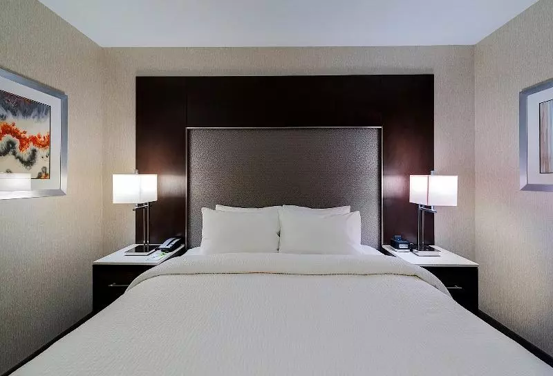 キングサイズベッドのスタンダードルーム, Fairfield Inn & Suites By Marriott Boston Cambridge