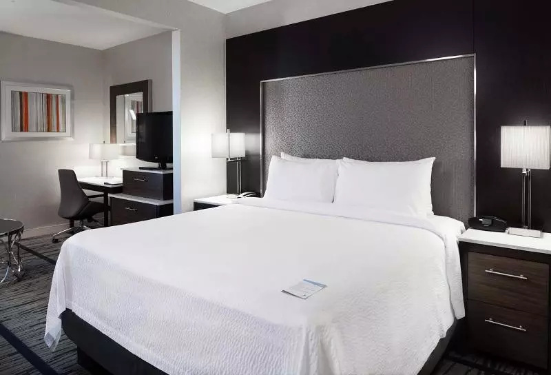 キングサイズベッドのスタンダードルーム, Fairfield Inn & Suites By Marriott Boston Cambridge
