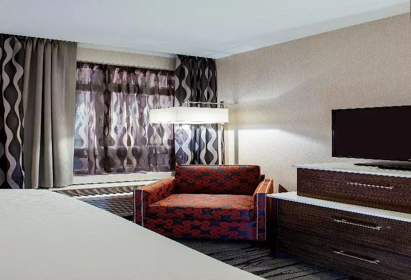 キングサイズベッドのスタンダードルーム, Fairfield Inn & Suites By Marriott Boston Cambridge
