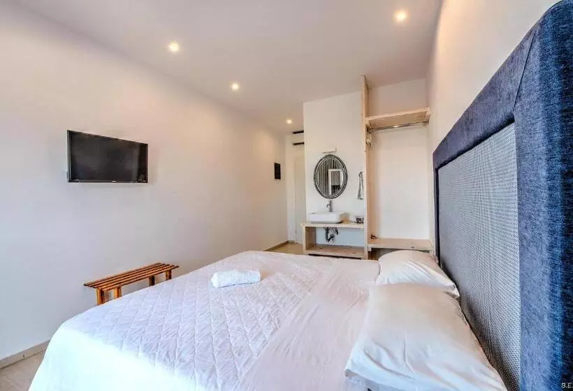 اتاق اکونومی, Anamar Santorini