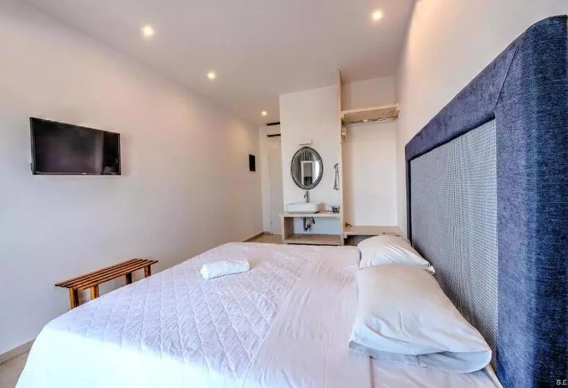 اتاق اکونومی, Anamar Santorini