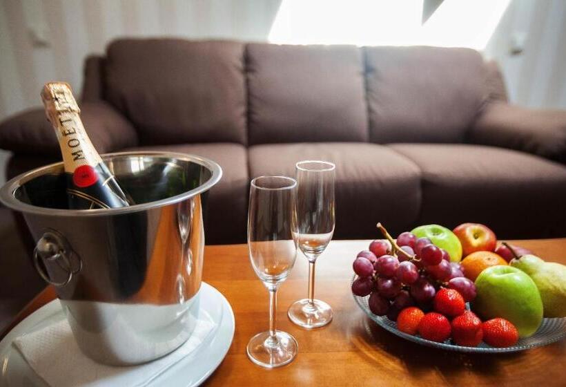 Suite, Premier Geneva