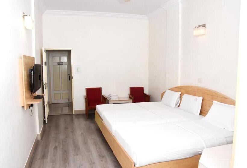 חדר סטנדרט לשלושה, Vellara